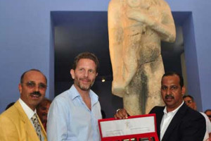 Ali presenting Greek Minister of Culture Pavlos Geroulanos Dilmun seals from National museum