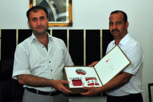Ali presenting Yilmaz gift from Bahrain museum